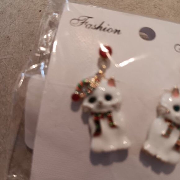 ENAMELED AND GOLD TONE CRYSTAL WHITE CAT EARRINGS NEW IN PACKAGE - Picture 4 of 4